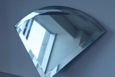 Небольшой автоматический мини-станок для резки плоского зеркала с ЧПУ, используемый для резки фигурного круглого листа пенопласта